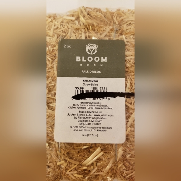 Fall Straw Bales  - NWT - Picture 2 of 3